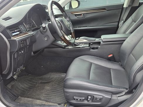 Used 2016 Lexus ES 350 w/ Navigation System Package image 3