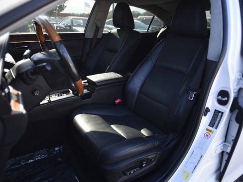Used 2014 Lexus ES 300h w/ Premium Package w/Bamboo Trim FWD image 10