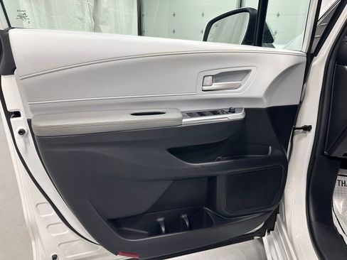 Used 2025 Toyota Sienna LE FWD image 7