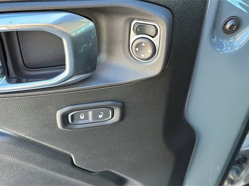 Used 2025 Jeep Wrangler Unlimited Rubicon 4xe image 13