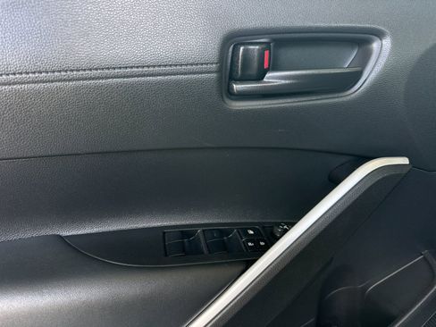 Used 2025 Toyota Corolla Cross AWD Hybrid w/ Moonroof Package image 10