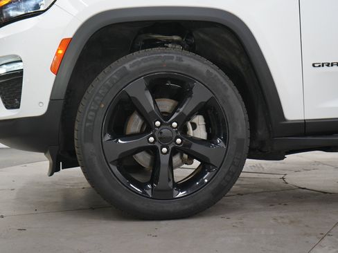 Used 2024 Jeep Grand Cherokee Limited w/ Luxury Tech Group II AWD/4WD image 30