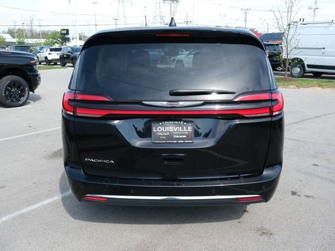 Used 2024 Chrysler Pacifica Touring-L FWD image 8
