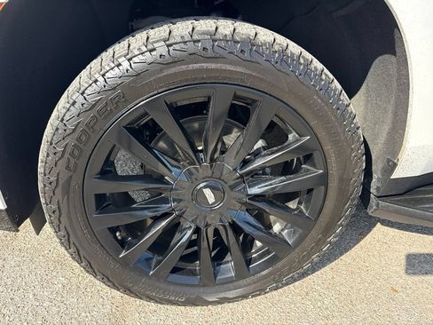 Used 2022 Cadillac Escalade Premium Luxury AWD/4WD image 2
