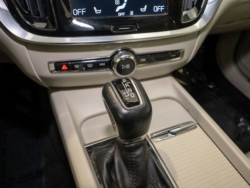 Used 2019 Volvo V60 T5 Momentum image 16