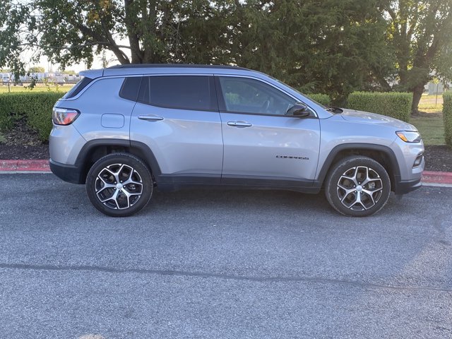 Used 2024 Jeep Compass Latitude AWD/4WD image 2