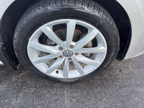 Used 2017 Volkswagen Golf SportWagen image 13