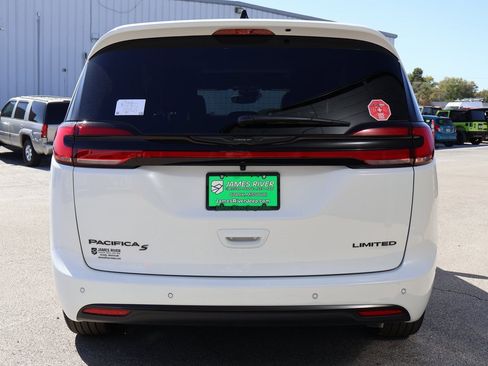 New 2026 Chrysler Pacifica Limited w/ S Appearance Package image 4