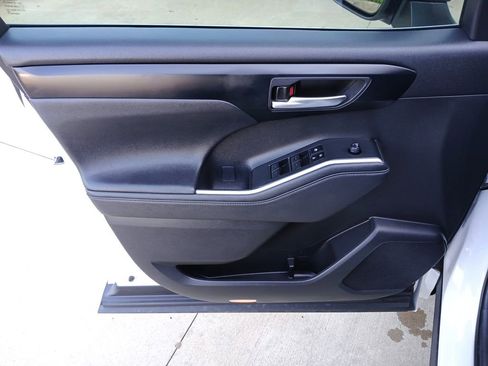 Used 2024 Toyota Highlander XLE FWD image 23