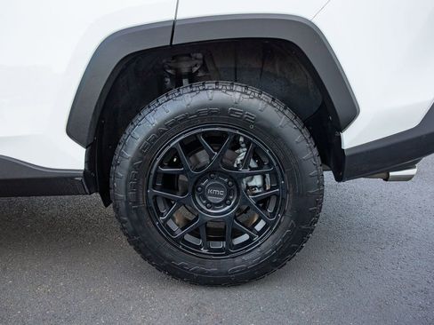Used 2019 Toyota RAV4 LE w/ Carpet Mat Package AWD/4WD image 27