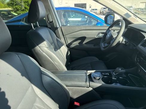 Used 2026 Nissan Rogue Platinum w/ Platinum Premium Package AWD/4WD image 2