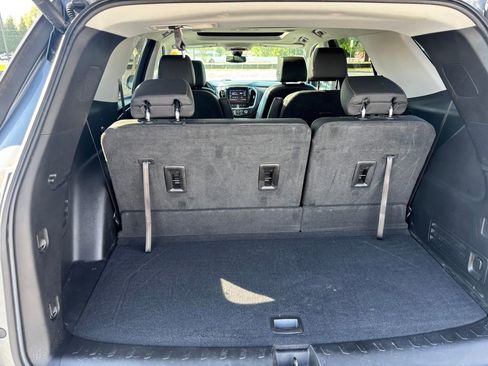 Used 2021 Chevrolet Traverse LT w/ LT Premium Package image 9