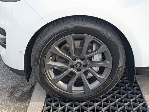 Used 2025 Land Rover Range Rover Sport image 9
