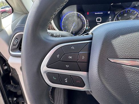 Used 2023 Chrysler Pacifica Limited FWD image 13