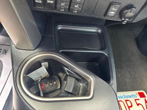 Used 2018 Toyota RAV4 XLE AWD/4WD image 39