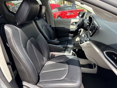 Used 2024 Chrysler Pacifica Touring-L image 26