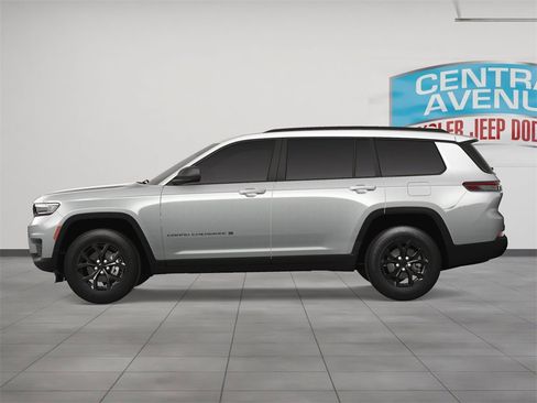 Used 2025 Jeep Grand Cherokee L Altitude image 3