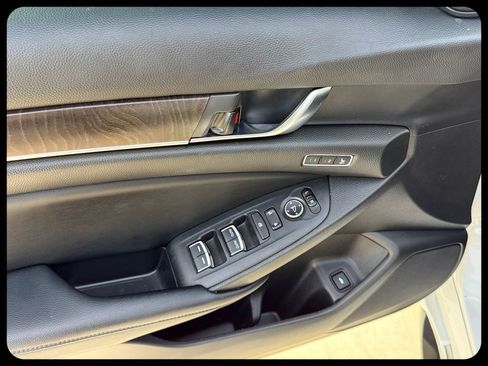 Used 2018 Honda Accord Touring image 21