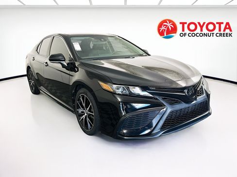 Used 2023 Toyota Camry SE FWD image 1