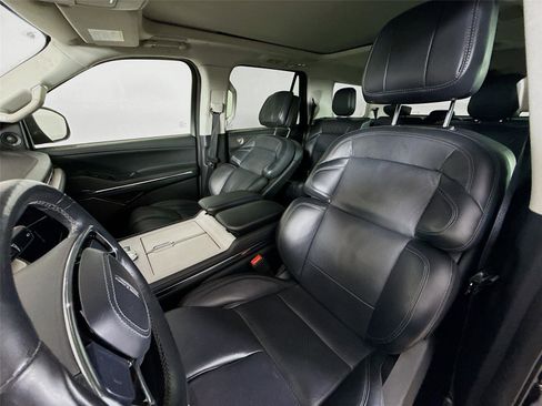 Used 2025 Lincoln Navigator Reserve image 2