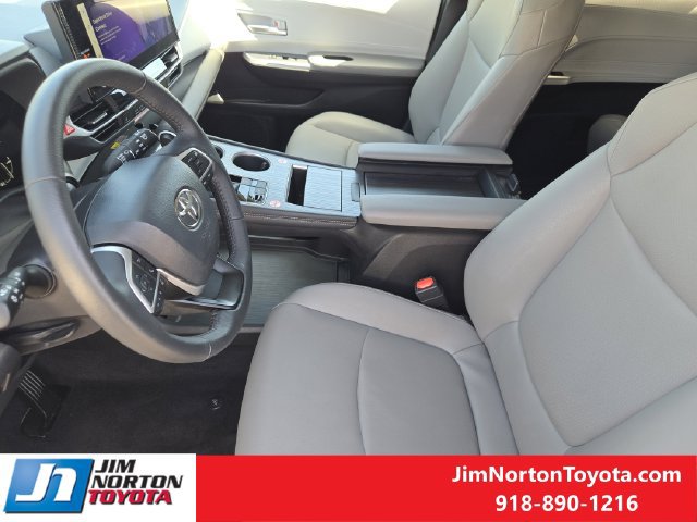Used 2026 Toyota Sienna XLE FWD image 14