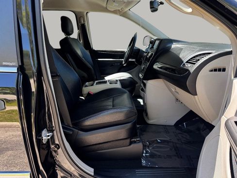 Used 2013 Chrysler Town & Country Touring FWD image 21