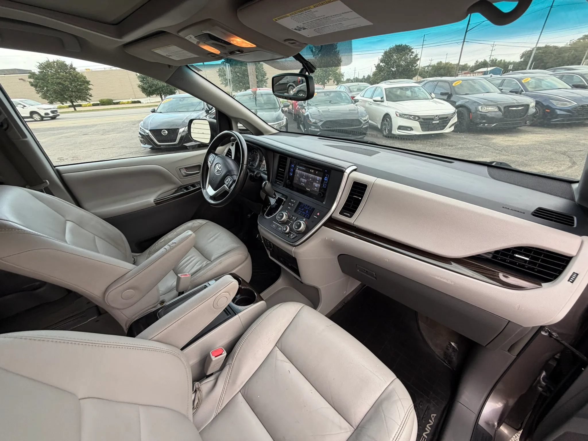 Used 2017 Toyota Sienna XLE Premium FWD image 29