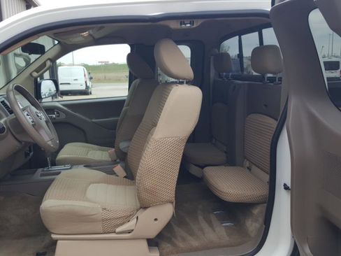 Used 2016 Nissan Frontier SV image 17