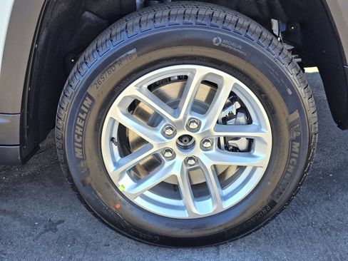 New 2025 Jeep Grand Cherokee L Laredo image 9