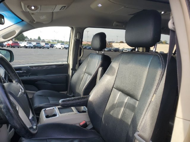 Used 2014 Chrysler Town & Country Touring FWD image 5