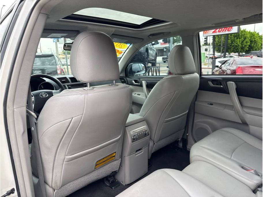 Used 2013 Toyota Highlander SE FWD image 19
