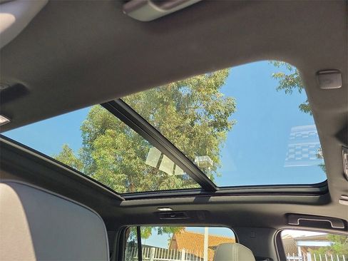 Used 2022 GMC Yukon XL Denali w/ Denali Premium Package image 16