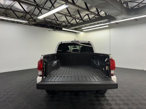 Used 2017 Toyota Tacoma TRD Sport image 32