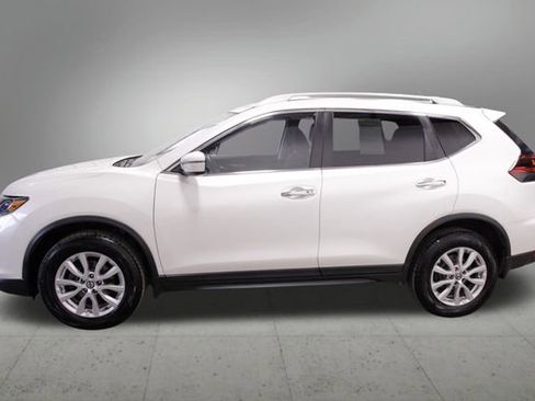 Used 2020 Nissan Rogue SV image 2