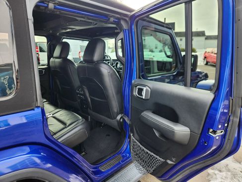 Used 2018 Jeep Wrangler Unlimited Sahara w/ Dual Top Group image 46
