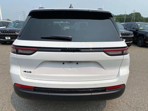 New 2025 Jeep Grand Cherokee Altitude image 4