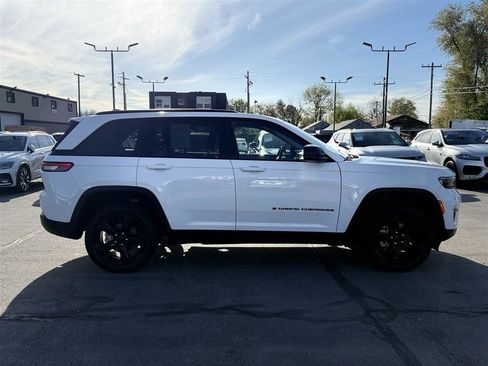 Used 2023 Jeep Grand Cherokee Limited w/ Black Appearance Package AWD/4WD image 7