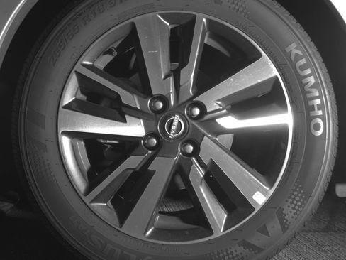 Used 2025 Nissan Versa SV image 12