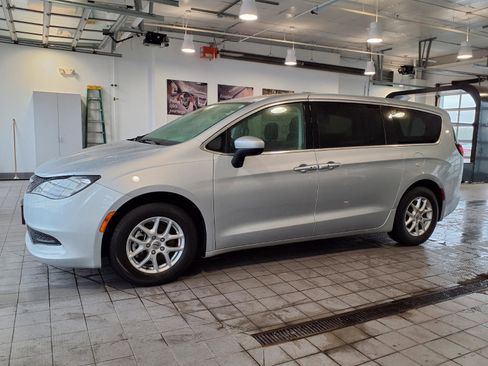 Used 2023 Chrysler Voyager LX image 28