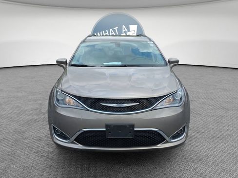 Used 2017 Chrysler Pacifica Touring-L FWD image 9