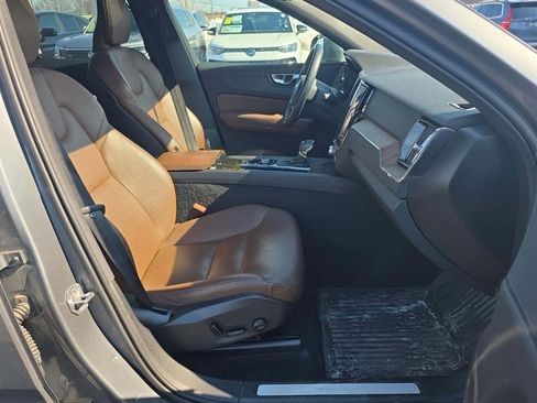 Used 2021 Volvo XC60 T5 Momentum w/ Premium Package image 11