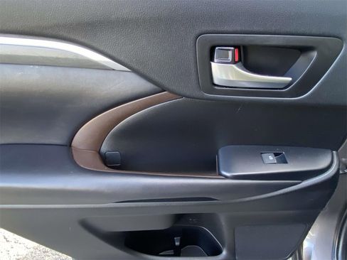 Used 2019 Toyota Highlander AWD V6 image 14