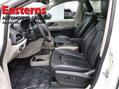 Used 2024 Chrysler Pacifica Touring-L FWD image 14