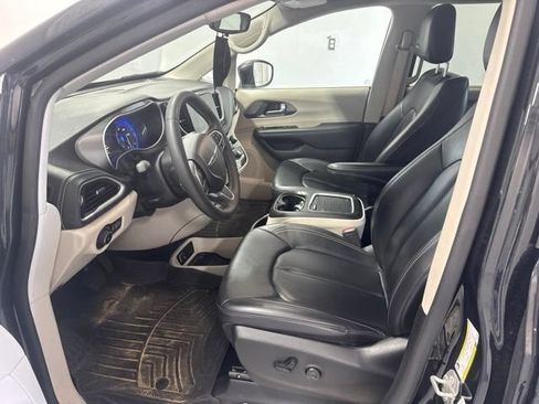 Used 2023 Chrysler Pacifica Touring-L FWD image 12