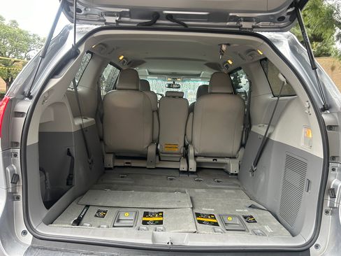 Used 2012 Toyota Sienna XLE image 13