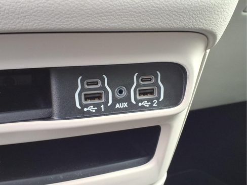 Used 2023 Chrysler Pacifica Touring-L FWD image 10