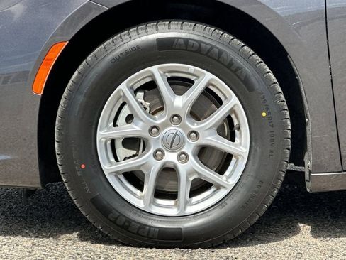 Used 2023 Chrysler Pacifica Touring-L FWD image 26