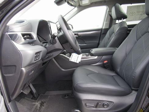 New 2025 Toyota Highlander Platinum image 11