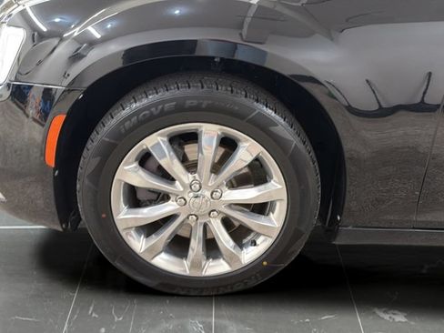 Used 2019 Chrysler 300 Limited AWD/4WD image 15