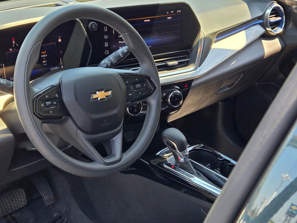 Certified 2025 Chevrolet Trax LT FWD image 23